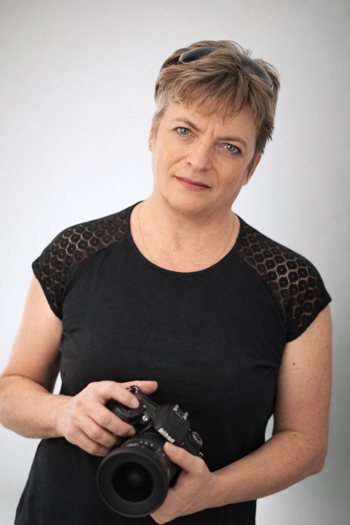 Nathalie Rabotot, photographe, son appareil photo à la main