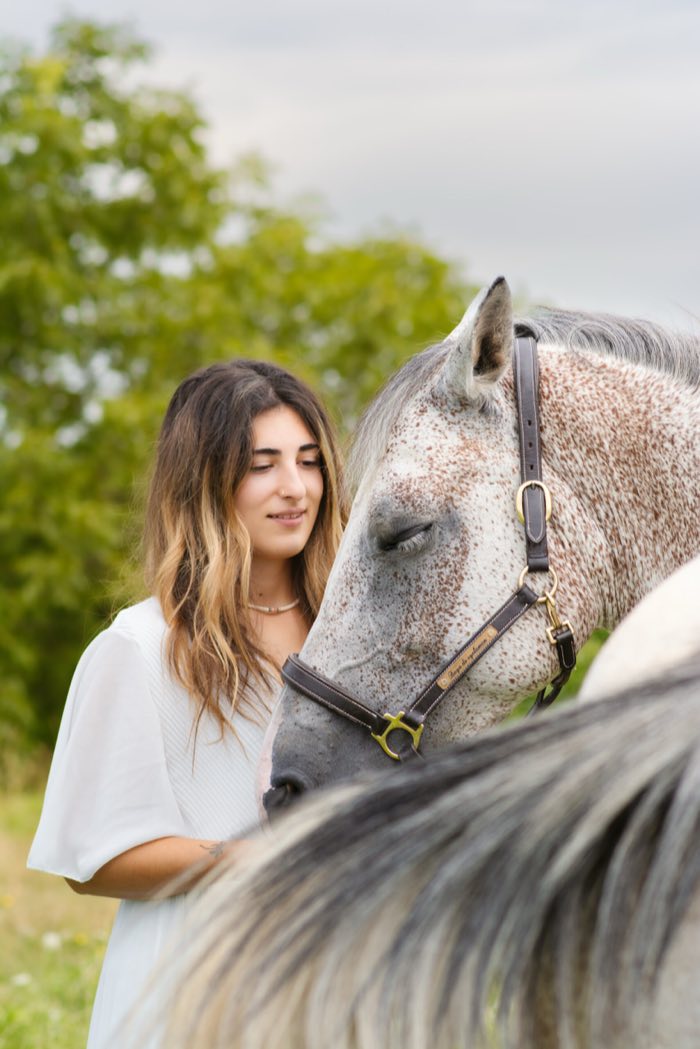 Deux cavalières et leur cheval gris, portrait de groupe