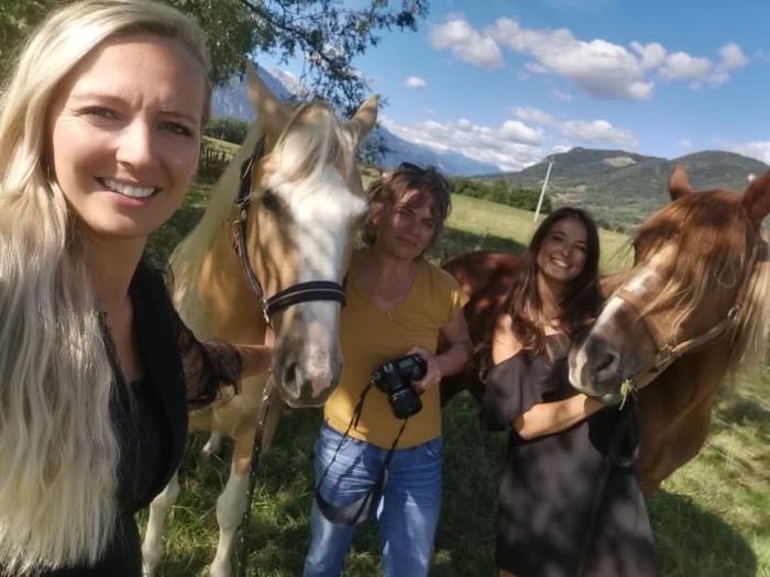 Éclat de rire partagé avec son cheval