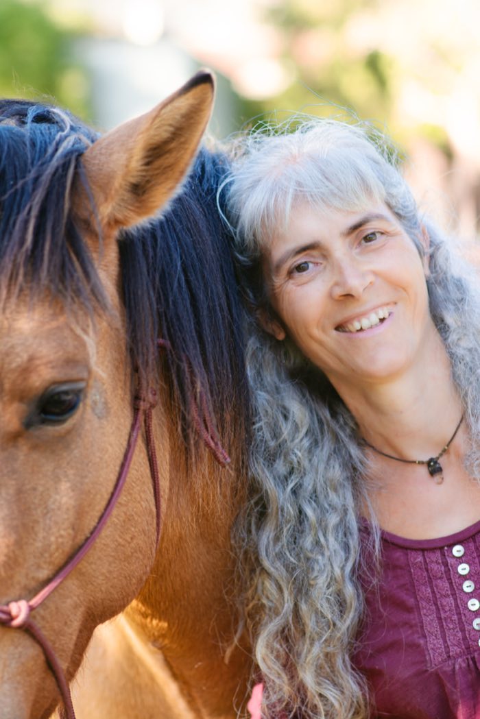 Portrait d’une cavalière entourée de ses deux chevaux